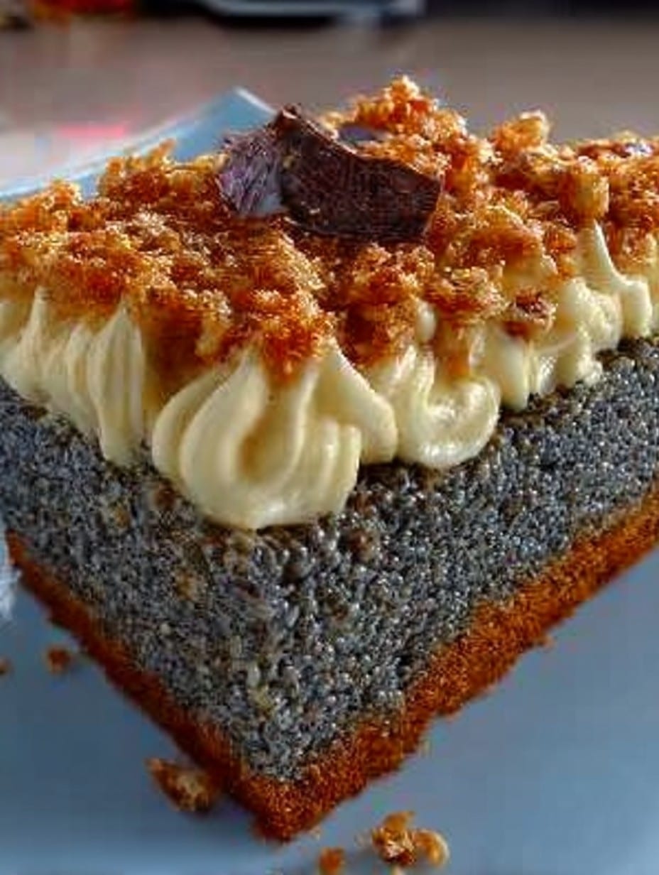 Mohnkuchen ohne Boden mit Paradiescreme & Haselnusskrokant: Einfach & unwiderstehlich